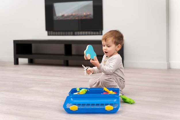Baby macht seine ersten Schritte