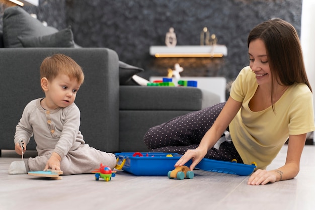 Kostenloses Foto baby macht seine ersten schritte