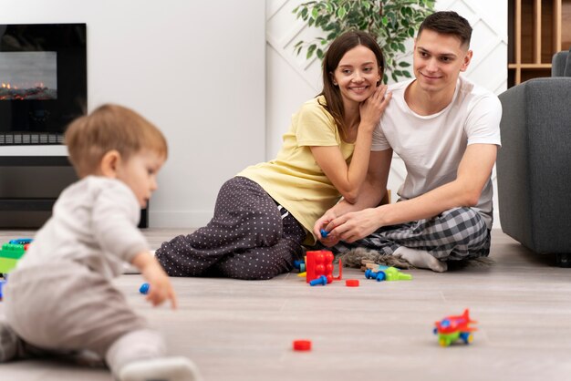 Baby macht seine ersten Schritte