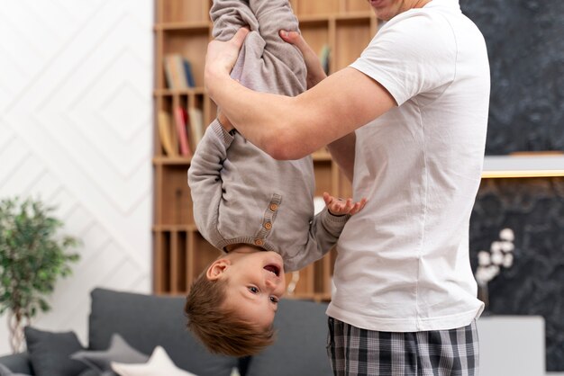 Baby macht seine ersten Schritte