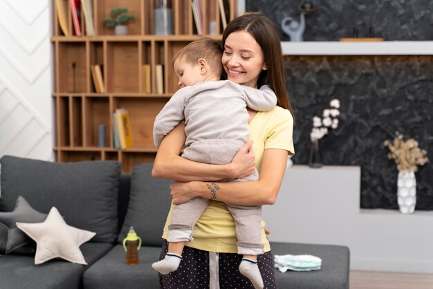 Baby macht seine ersten Schritte