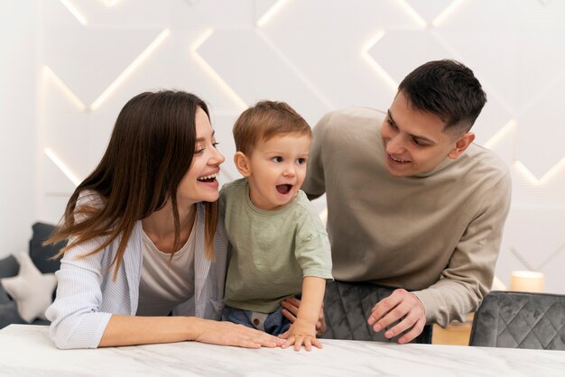 Baby macht seine ersten Schritte