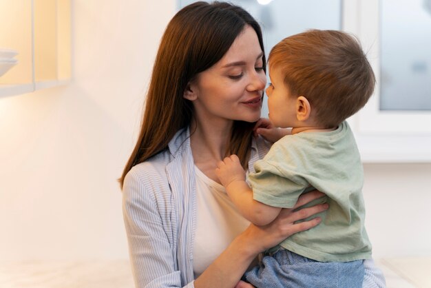 Baby macht seine ersten Schritte