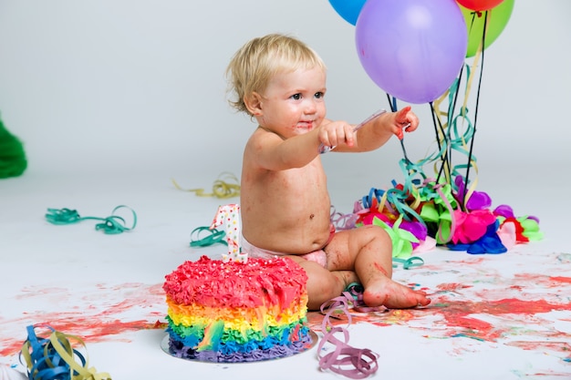 Baby Mädchen feiert ihre erste bithday mit Gourmet Kuchen und ba