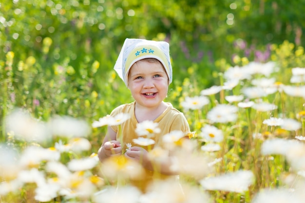 Baby Mädchen in Gänseblümchen Wiese