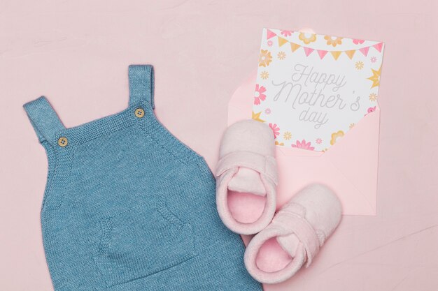 Baby-Outfit mit Karte für Muttertag