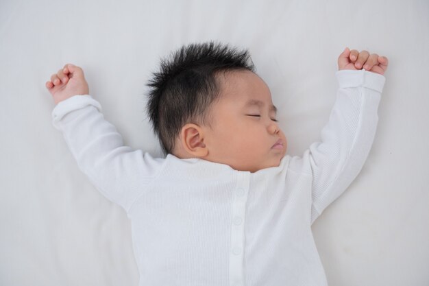 Baby schläft im Bett