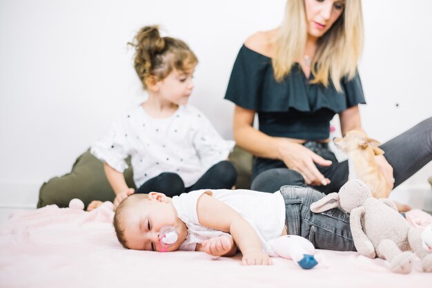 Kostenloses Foto baby schläft im kinderzimmer