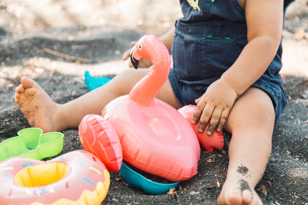 Baby spielt im Sandkasten