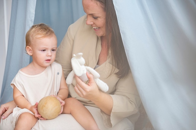 Baby und Mutter in einem blauen Baldachin