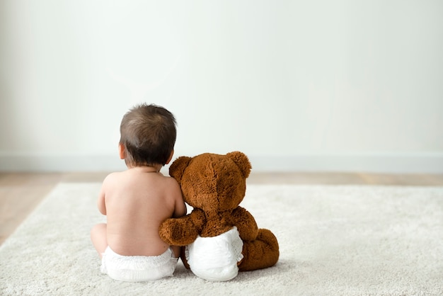 Baby- und Teddybär-Rückansicht mit Designfläche