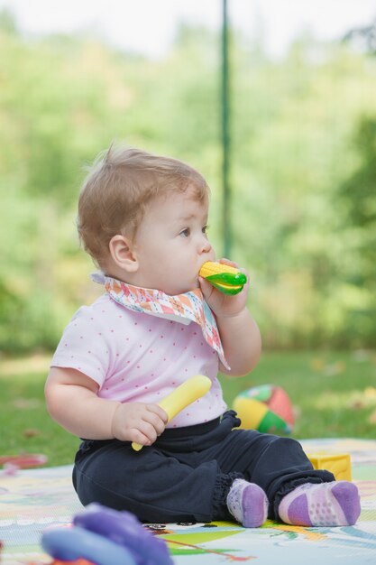 Baby, weniger als ein Jahr alt, spielt mit Spielzeugbanane