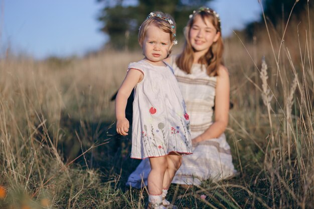 Baby zwei Lächeln Schwester Kind