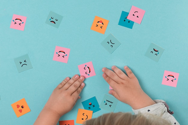 Babyhände, die mit lächelnden Gesichtern spielen