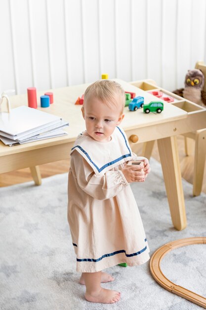 Babymädchen in einem süßen Matrosenkleid