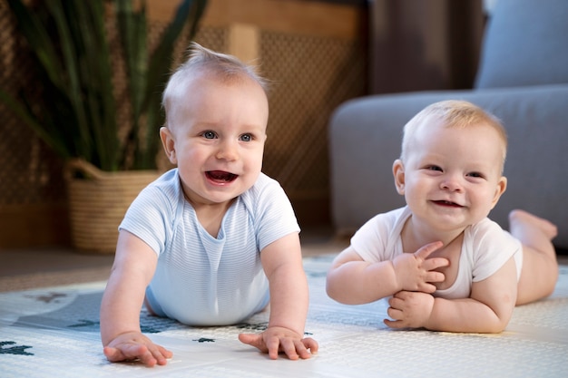 Babys krabbeln und lernen gemeinsam laufen