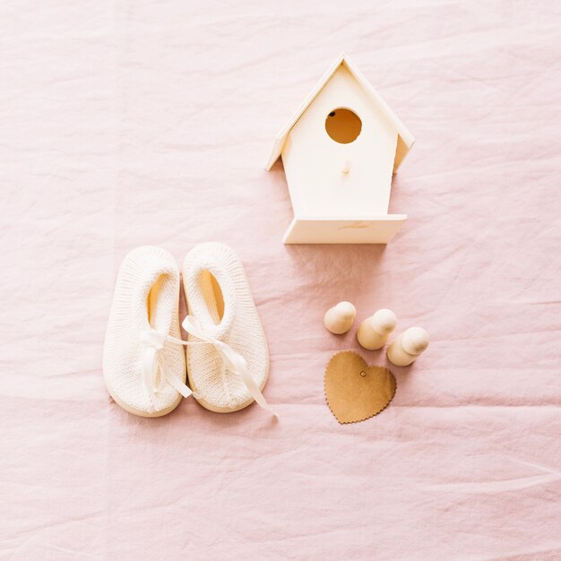 Babyschuhe und kleines Haus