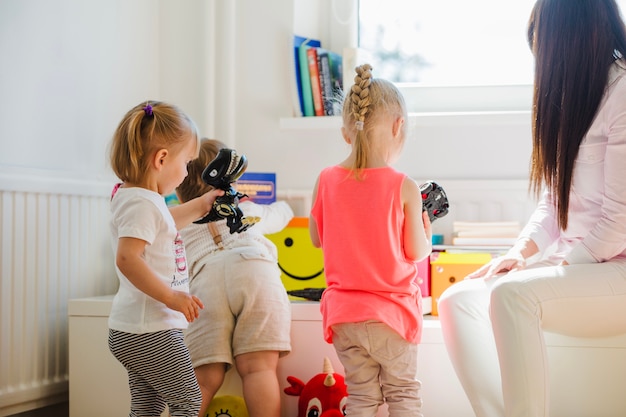 Babysitter beobachten Kinder spielen