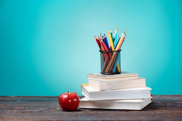 Back to School-Konzept. Bücher, Buntstifte und Apfel