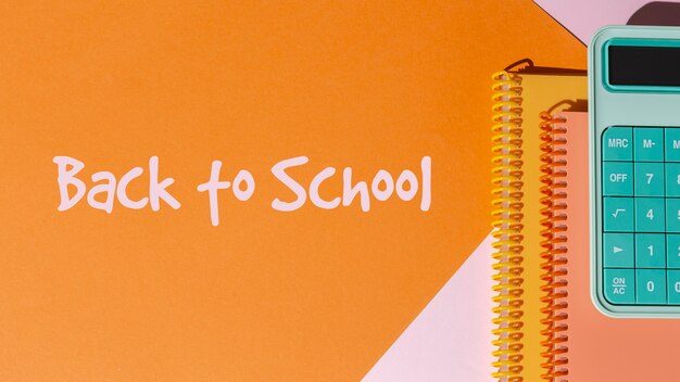Kostenloses Foto back to school-konzept mit notizbüchern und taschenrechner