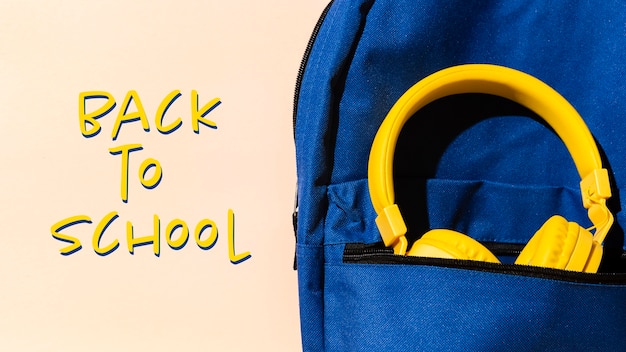 Back to School-Konzept mit Rucksack und Kopfhörern