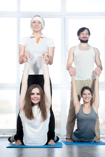 Kostenloses Foto backbend stretching übung mit partner