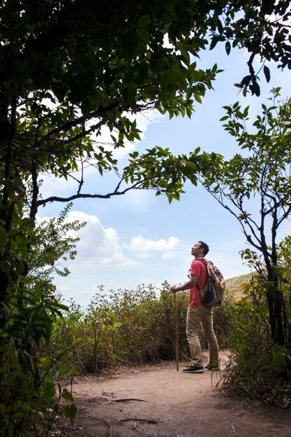 Backpacker schaut zum Himmel