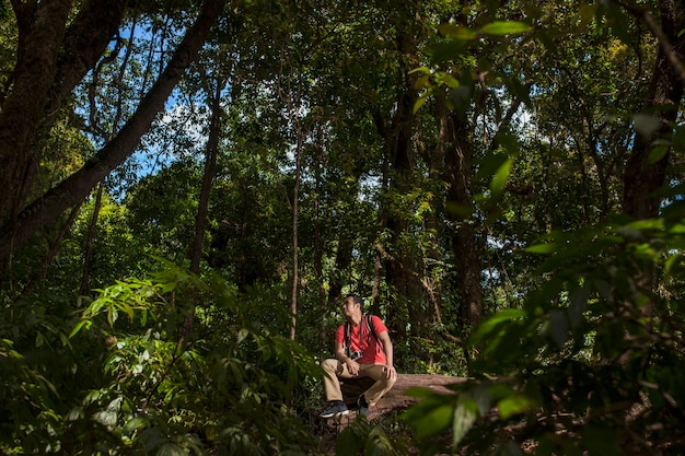 Backpacker sitzt im Dschungel