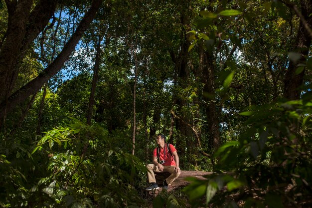 Backpacker sitzt im Dschungel