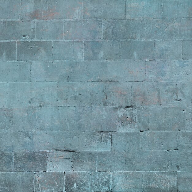 Backsteinmauer blau lackiert