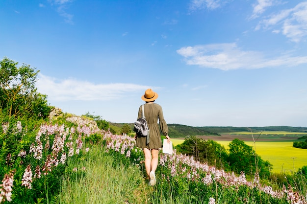 Kostenloses Foto backview der frau auf feld