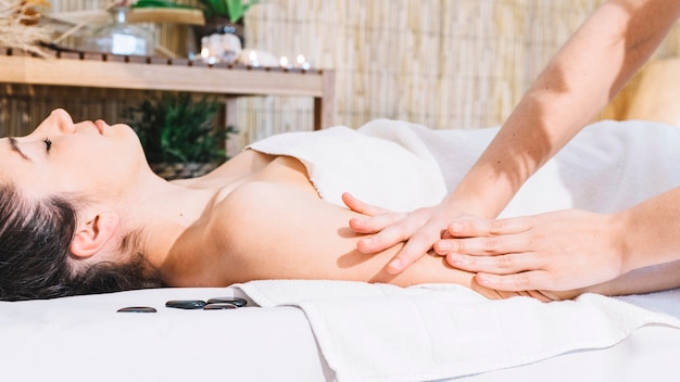 Badekurort- und Massagekonzept mit entspannter Frau