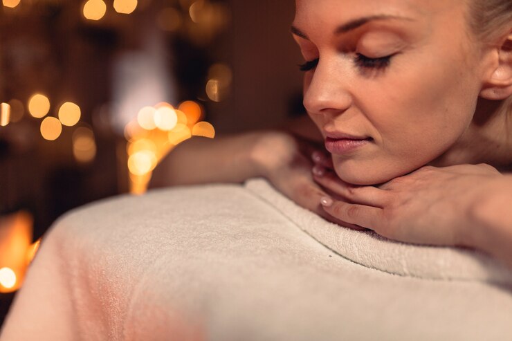Kostenlose Foto badekurort- und massagekonzept mit frau