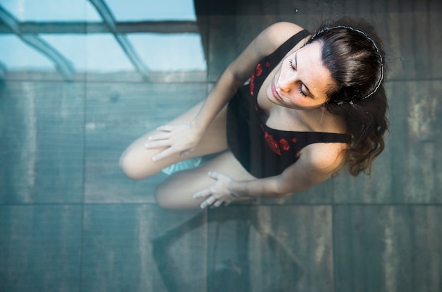 Kostenloses Foto badekurortkonzept mit der frau, die im wasser sich entspannt