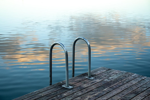 Kostenloses Foto badeschienen am see holzmauerwerk durch die flusslandschaft