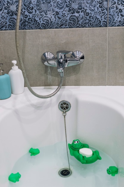 Kostenloses Foto badewanne mit spielzeug und seife