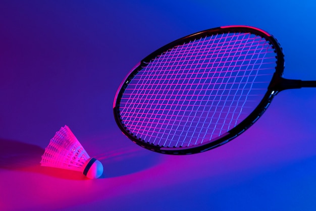 Badminton-Konzept mit dramatischer Beleuchtung