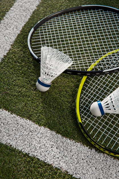 Kostenloses Foto badminton-konzept mit federball und schläger