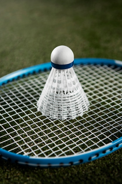 Kostenloses Foto badminton-konzept mit federball und schläger