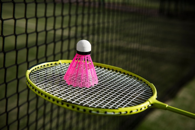 Kostenloses Foto badminton-konzept mit federball und schläger