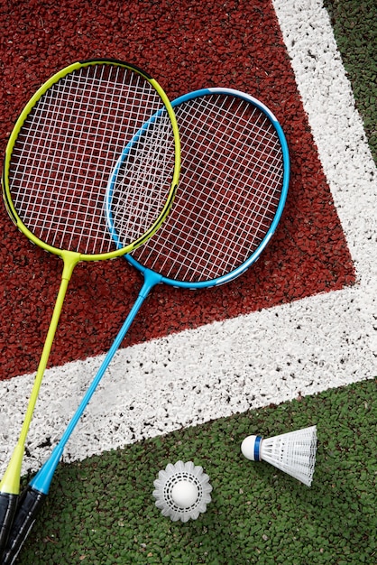 Kostenloses Foto badminton-konzept mit schläger und federball