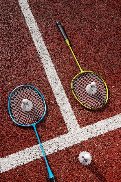 Kostenloses Foto badminton-konzept mit schläger und federball