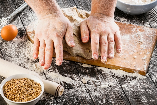 Bäcker, der Brotteig mit Weizenmehl macht