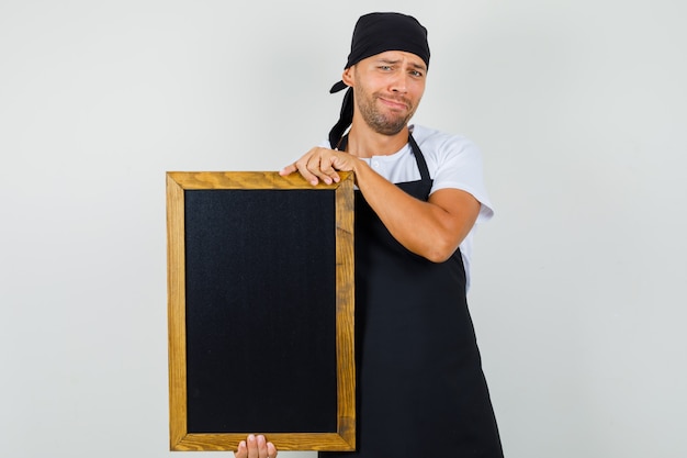 Bäcker Mann hält Tafel im T-Shirt