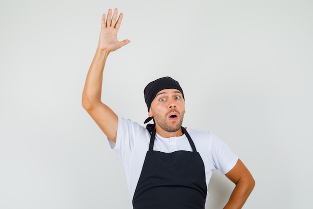 Bäcker Mann winkt Hand, um sich im T-Shirt zu verabschieden