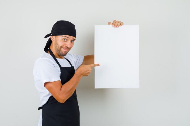 Bäcker Mann zeigt auf leere Leinwand im T-Shirt