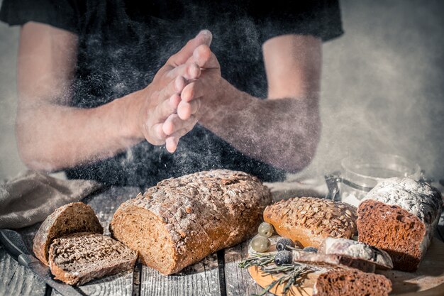 Bäcker mit Mehl in der Hand