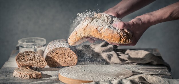 Bäcker mit Mehl in der Hand