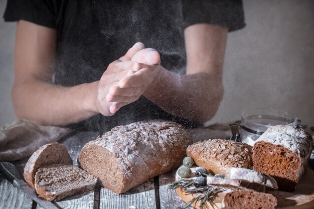 Bäcker mit Mehl in der Hand