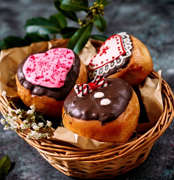 Bäckerei mit Schokolade und Sahne belegt